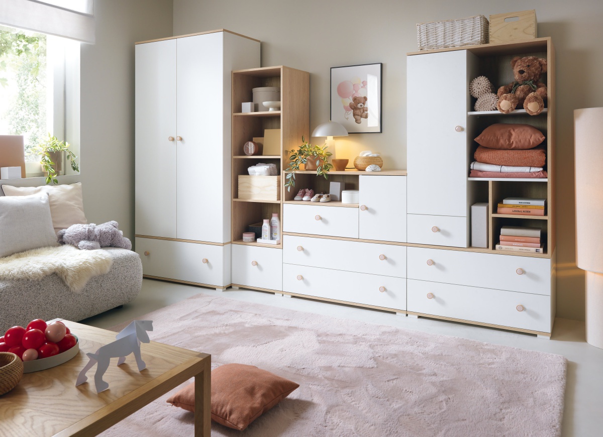 Detská izba vicki - biela, dub biscuit.

1.
Preč s chaosom a neporiadkom!

2.
Zabudnite na preplnené skrine a neusporiadané poličky.

3.
Máte doma malého zberateľa kníh alebo hrdého majiteľa stavebníc?

4.
Kombinácia čistej bielej farby s prírodnými tónmi dreva v odtieni "dub biscuit" sa hodí do akéhokoľvek interiéru.

Možnosť dokúpenia prebaľovacieho pultu.

 

 

Rozmery produktov detskej izby:

šatníková skriňa Vicki 90x195x50cm (š, v, h).

komoda Vicky 90x90x40cm (š, v, h).

široký regál 45x165x40cm (š, v, h).

hnihovna Vicki  45x165x40cm (š, v, h).

 

 

Jednotlivé produkty tejto obývacej steny Vicki a nábytok z kolekcie Vicki nájdete nižšie v súvisiacich produktoch.