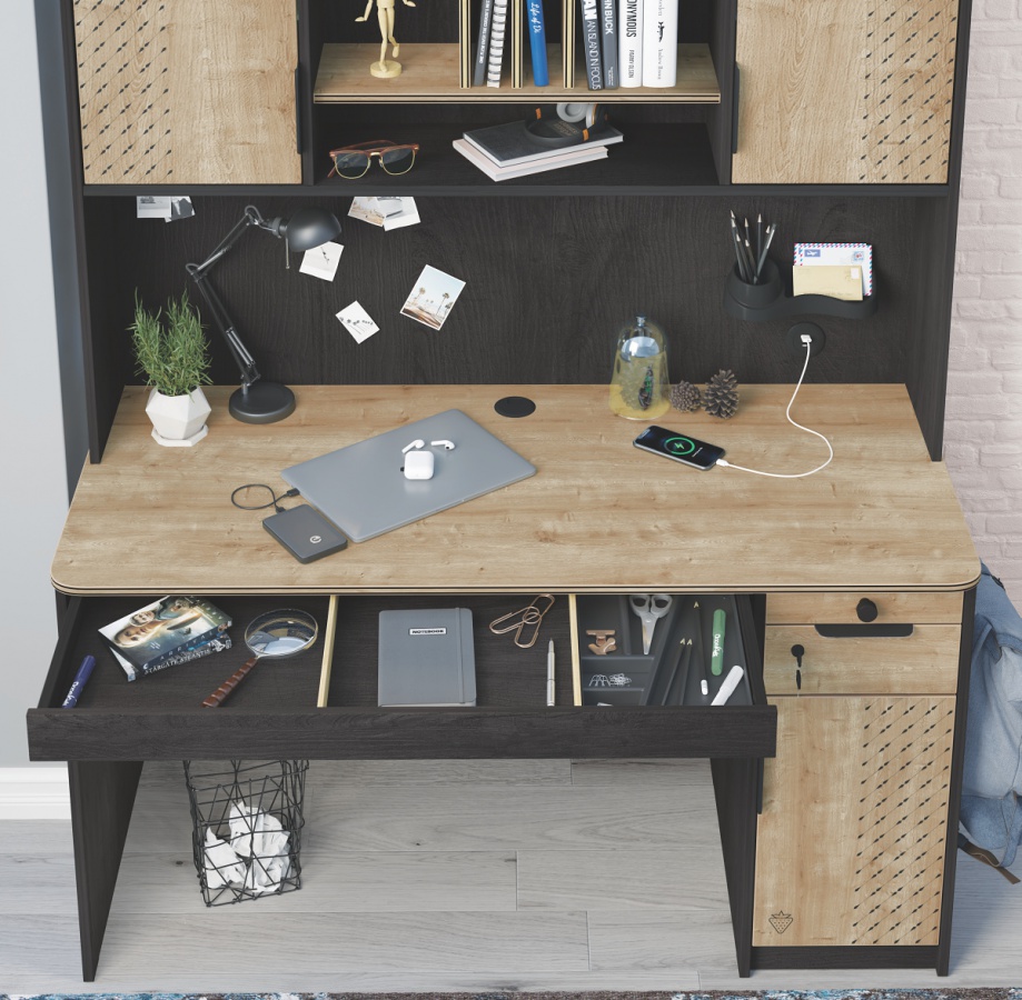 Študijný stôl sirius - dub čierny, dub zlatý.

 

Ihneď pod pracovnou doskou, ktorá je opatrená otvorom s plastovou záslepkou, kadiaľ môžete viesť káble k notebooku alebo lampičke, nájdeme priestrannú skrinku, ktorá poskytuje dostatok miesta na uloženie kníh, dokumentov alebo iných nevyhnutností, ktoré potrebujete mať po ruke.

 

Z pravej vonkajšej bočnej strany stola je pripevnený praktický háčik, kam si môže dieťa zavesiť aktovku alebo batoh.

 

Rozmery malého písacieho stola Sirius sú 138x75x58cm (š, v, h)

 

Všetok nábytok patriaci do kolekcie Sirius nájdete nižšie v súvisiacich produktoch.