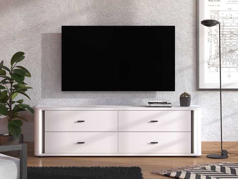 Tv stolík briony - biela.

Funkčnosť tohto televízneho stolíka je podčiarknutá jeho premysleným dizajnom, ktorý zahŕňa štyri priestranné zásuvky.

Kombinácia bieleho a čierneho dekoru v matnej úprave vytvára elegantný kontrast, ktorý je ideálny pre moderný interiérový design.

Vďaka svojej univerzálnosti a štýlovému dizajnu je tento televízny stolík vhodný pre rôzne typy interiérov, od minimalistických až po tie viac dekoratívne.

 

Rozmery TV stolíka Briony sú 176,5x52x40cm (š, v, h).

 

 

Podobný nábytok nájdete nižšie v súvisiacich produktoch.