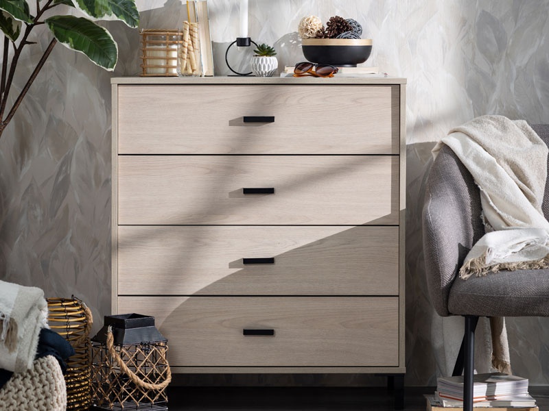 Zásuvková komoda anita - dub svetlý.

 

Model ponúka štyri praktické zásuvky.

 

*ABS hrany = prúžky slúžiace na olepenie a ochranu hrán nábytkových dosiek
*MDF doska = ľahko opracovateľný drevovláknitý materiál so širokým spektrom možných úprav využívaný napr.

 

Výhody:


	Estetická harmónia: Svetlý dekor portského duba prináša do spálne pocit tepla a útulnosti, zatiaľ čo moderné línie a čierne prvky dodávajú priestoru sofistikovaný vzhľad.
	Flexibilné využitie: Vďaka svojmu univerzálnemu dizajnu sa komoda hodí nielen do spálne, ale aj do obývacej izby, predsiene alebo kancelárie.
	Jednoduchá údržba: Povrch komody je nenáročný na údržbu.


 

Rozmery komody Anita sú  80 x 90 x 40 cm (š, v, h).

 

Ďalší nábytok z kolekcie ANITA nájdete nižšie v súvisiacich produktoch.