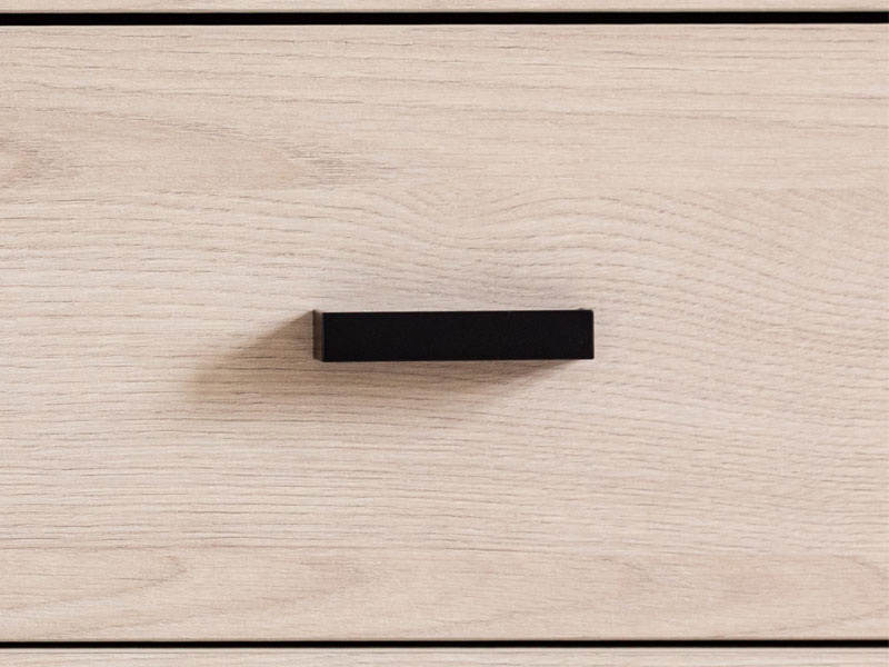 Zásuvková komoda anita - dub svetlý.

 

Model ponúka štyri praktické zásuvky.

 

*ABS hrany = prúžky slúžiace na olepenie a ochranu hrán nábytkových dosiek
*MDF doska = ľahko opracovateľný drevovláknitý materiál so širokým spektrom možných úprav využívaný napr.

 

Výhody:


	Estetická harmónia: Svetlý dekor portského duba prináša do spálne pocit tepla a útulnosti, zatiaľ čo moderné línie a čierne prvky dodávajú priestoru sofistikovaný vzhľad.
	Flexibilné využitie: Vďaka svojmu univerzálnemu dizajnu sa komoda hodí nielen do spálne, ale aj do obývacej izby, predsiene alebo kancelárie.
	Jednoduchá údržba: Povrch komody je nenáročný na údržbu.


 

Rozmery komody Anita sú  80 x 90 x 40 cm (š, v, h).

 

Ďalší nábytok z kolekcie ANITA nájdete nižšie v súvisiacich produktoch.