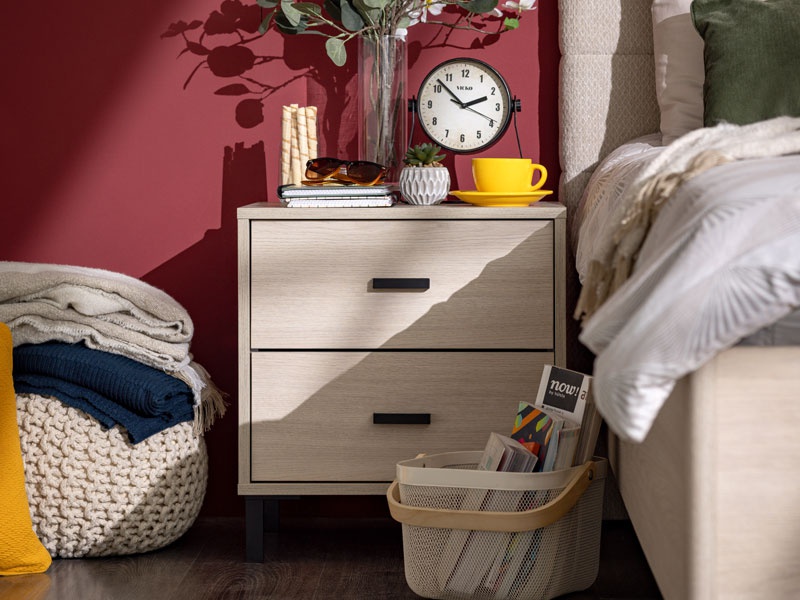 Nočný stolík anita - dub svetlý.

 

Výhody:


	Praktický úložný priestor: Stolík ponúka dve priestranné zásuvky, ktoré poskytujú dostatok miesta na uloženie všetkých nevyhnutností, ktoré chcete mať po ruke.
	Elegantné detaily: Úchytky a nožičky sú navrhnuté tak, aby dotvárali moderný vzhľad stolíka.
	Robustná konštrukcia: Použitie odolných materiálov (lamino, ABS hrany, MDF dosky a ďalšie) a kovových spojovacích prvkov zaisťuje výdrž a stabilitu nočného stolíka.



*ABS hrany = prúžky slúžiace na olepenie a ochranu hrán nábytkových dosiek
*MDF doska = ľahko opracovateľný drevovláknitý materiál so širokým spektrom možných úprav využívaný napr.

 

Rozmery nočného stolíka Anita sú 48 x 52 x 40 cm (š, v, h).

 

Ďalší nábytok z kolekcie ANITA nájdete nižšie v súvisiacich produktoch.