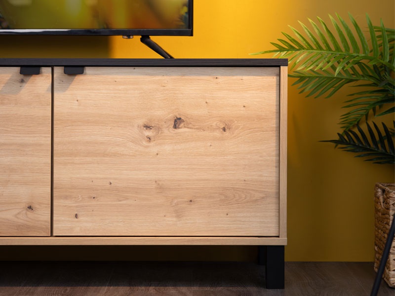 Obývacia stena meredith - dub artisan/čierna.

 

Stena je navrhnutá tak, aby maximálne využila dostupný priestor.

 

Hlavným materiálom obývacej steny Meredith je moderné lamino zaisťujúce jej dlhú životnosť.

 

*ABS hrany = prúžky slúžiace na olepenie a ochranu hrán nábytkových dosiek
*MDF doska = ľahko opracovateľný drevovláknitý materiál so širokým spektrom možných úprav využívaný napr.

 

Výhody pre užívateľa:


	Jednoduché začlenenie do interiéru: Vďaka svojmu modernému dizajnu a neutrálnym farbám sa obývacia stena Meredith ľahko hodí do akéhokoľvek moderného interiéru.
	Praktické využitie: Stena ponúka nielen estetický, ale aj praktický prínos, a to práve vďaka premyslenému usporiadaniu políc a úložného priestoru.
	Dlhá životnosť: Vysoko kvalitné materiály a precízne spracovanie zabezpečujú, že obývacia stena Meredith bude slúžiť mnoho rokov bez straty svojej funkčnosti a vzhľadu.


Rozmery obývacej steny Meredith sú 208x167x40cm (š, v, h)

 

Ďalšie typy obývacích stien aj produkty v podobnom dekore nájdete nižšie v súvisiacich produktoch.