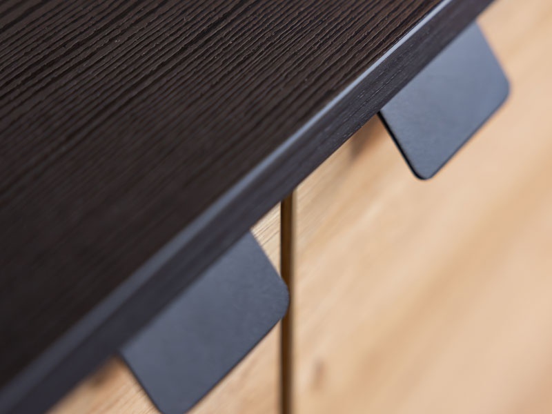 Obývacia stena meredith - dub artisan/čierna.

 

Stena je navrhnutá tak, aby maximálne využila dostupný priestor.

 

Hlavným materiálom obývacej steny Meredith je moderné lamino zaisťujúce jej dlhú životnosť.

 

*ABS hrany = prúžky slúžiace na olepenie a ochranu hrán nábytkových dosiek
*MDF doska = ľahko opracovateľný drevovláknitý materiál so širokým spektrom možných úprav využívaný napr.

 

Výhody pre užívateľa:


	Jednoduché začlenenie do interiéru: Vďaka svojmu modernému dizajnu a neutrálnym farbám sa obývacia stena Meredith ľahko hodí do akéhokoľvek moderného interiéru.
	Praktické využitie: Stena ponúka nielen estetický, ale aj praktický prínos, a to práve vďaka premyslenému usporiadaniu políc a úložného priestoru.
	Dlhá životnosť: Vysoko kvalitné materiály a precízne spracovanie zabezpečujú, že obývacia stena Meredith bude slúžiť mnoho rokov bez straty svojej funkčnosti a vzhľadu.


Rozmery obývacej steny Meredith sú 208x167x40cm (š, v, h)

 

Ďalšie typy obývacích stien aj produkty v podobnom dekore nájdete nižšie v súvisiacich produktoch.