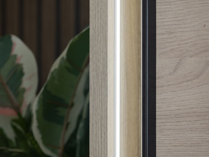 Šatníková skriňa s posuvnými dverami a zrkadlom anita - dub svetlý.

 

Objavte čaro šatníkovej skrine Anita, ktorá sa stane nepostrádateľnou súčasťou vašej spálne.

 

Tento model si možno prispôsobiť podľa individuálnych potrieb, a to napríklad inštaláciou rámu s LED osvetlením (alebo bez), dodatočných políc a zásuviek pre lepšiu organizáciu a prehľadnosť, alebo aj pridanie spomaľovača posuvných dverí pre plynulé zatváranie.

 

Výhody:


	Posuvné dvere: Jednoduché otváranie a zatváranie bez potreby ďalšieho priestoru.
	Zrkadlo: Umiestnené v ľavej prednej časti dverí, opticky zväčšuje priestor a pridáva miestnosti na svetelnosti.
	Dekor svetlého portského duba: Prináša do interiéru pocit tepla a elegancie.
	Možnosť prispôsobenia: Upravte si skriňu podľa svojich potrieb a preferencií.
	Kvalitné materiály a spracovanie: Zaručujú dlhú životnosť a spokojnosť s produktom.


 

Pevnosť a stabilitu konštrukcie zabezpečuje lamino o hrúbke 16mm, zadná strana je potom tvorená 3mm sololitom.

 

*ABS hrany = prúžky slúžiace na olepenie a ochranu hrán nábytkových dosiek
*MDF doska = ľahko opracovateľný drevovláknitý materiál so širokým spektrom možných úprav využívaný napr.

 

Šatníková skriňa Anita je súčasťou rovnomennej kolekcie Anita, čo umožňuje jednoduchú kombináciu s ďalšími prvkami tejto rady pre jednotný a harmonický vzhľad vašej spálne.

 

Prineste do svojho domova kúsok elegancie a pohodlia s touto úžasnou šatníkovou skriňou!

 

Rozmery šatníkovej skrine Anita sú 220x217,5x61cm (š, v, h).

 

Ďalšie produkty z kolekcie Anita a dodatočné produkty k tejto skrini nájdete nižšie v súvisiacich produktoch.