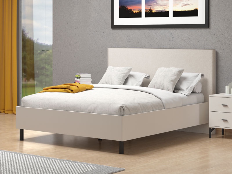 Manželská posteľ 160x200cm saray - kašmír.

 

Posteľ je navrhnutá pre matrac s rozmermi 160 x 200 cm.

 

*ABS hrany = prúžky slúžiace na olepenie a ochranu hrán nábytkových dosiek

*MDF dosky = ľahko opracovateľný drevovláknitý materiál so širokým spektrom možných úprav využívaný napr.

 

V základnej podobe je posteľ dodávaná bez roštu a matraca, čo vám umožňuje vybrať si komponenty podľa vlastných preferencií.

 

Výhody:


	Moderný vzhľad: Skvele sa hodí do akéhokoľvek interiéru vďaka svojmu nadčasovému dizajnu a neutrálnemu farebnému prevedeniu.
	Kvalita a odolnosť: Použité materiály zaručujú, že posteľ bude dlhodobo slúžiť bez straty kvality.
	Komfort a funkčnosť: Pohodlné vysoké čelo a možnosť vybrať si vlastný rošt aj matrac zaisťujú, že posteľ vyhovie všetkým vašim potrebám.


 

Rozmery postele Saray sú 191x115x214 cm (š, v, h).

 

Ďalší nábytok z kolekcie Saray aj ďalšie komponenty k posteli nájdete v súvisiacich produktoch nižšie.