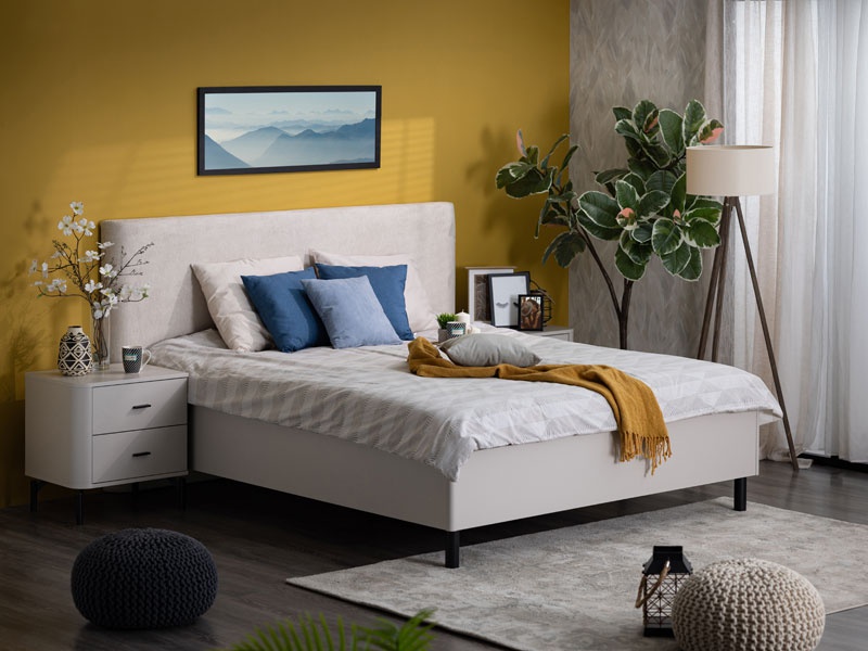 Manželská posteľ 160x200cm saray - kašmír.

 

Posteľ je navrhnutá pre matrac s rozmermi 160 x 200 cm.

 

*ABS hrany = prúžky slúžiace na olepenie a ochranu hrán nábytkových dosiek

*MDF dosky = ľahko opracovateľný drevovláknitý materiál so širokým spektrom možných úprav využívaný napr.

 

V základnej podobe je posteľ dodávaná bez roštu a matraca, čo vám umožňuje vybrať si komponenty podľa vlastných preferencií.

 

Výhody:


	Moderný vzhľad: Skvele sa hodí do akéhokoľvek interiéru vďaka svojmu nadčasovému dizajnu a neutrálnemu farebnému prevedeniu.
	Kvalita a odolnosť: Použité materiály zaručujú, že posteľ bude dlhodobo slúžiť bez straty kvality.
	Komfort a funkčnosť: Pohodlné vysoké čelo a možnosť vybrať si vlastný rošt aj matrac zaisťujú, že posteľ vyhovie všetkým vašim potrebám.


 

Rozmery postele Saray sú 191x115x214 cm (š, v, h).

 

Ďalší nábytok z kolekcie Saray aj ďalšie komponenty k posteli nájdete v súvisiacich produktoch nižšie.