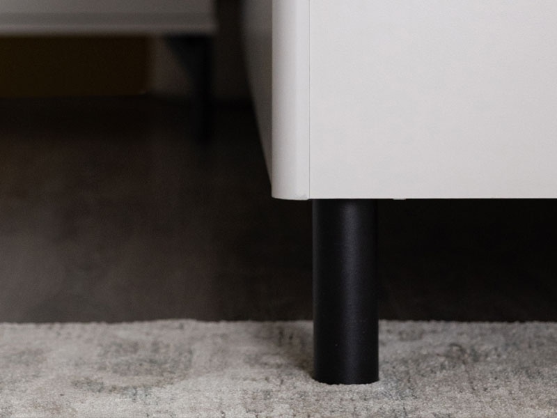 Manželská posteľ 160x200cm saray - kašmír.

 

Posteľ je navrhnutá pre matrac s rozmermi 160 x 200 cm.

 

*ABS hrany = prúžky slúžiace na olepenie a ochranu hrán nábytkových dosiek

*MDF dosky = ľahko opracovateľný drevovláknitý materiál so širokým spektrom možných úprav využívaný napr.

 

V základnej podobe je posteľ dodávaná bez roštu a matraca, čo vám umožňuje vybrať si komponenty podľa vlastných preferencií.

 

Výhody:


	Moderný vzhľad: Skvele sa hodí do akéhokoľvek interiéru vďaka svojmu nadčasovému dizajnu a neutrálnemu farebnému prevedeniu.
	Kvalita a odolnosť: Použité materiály zaručujú, že posteľ bude dlhodobo slúžiť bez straty kvality.
	Komfort a funkčnosť: Pohodlné vysoké čelo a možnosť vybrať si vlastný rošt aj matrac zaisťujú, že posteľ vyhovie všetkým vašim potrebám.


 

Rozmery postele Saray sú 191x115x214 cm (š, v, h).

 

Ďalší nábytok z kolekcie Saray aj ďalšie komponenty k posteli nájdete v súvisiacich produktoch nižšie.