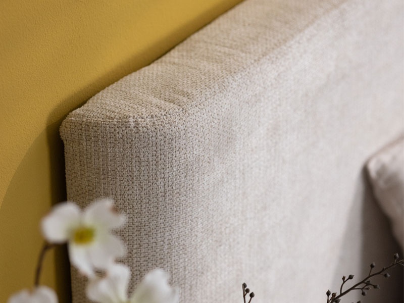 Manželská posteľ 160x200cm saray - kašmír.

 

Posteľ je navrhnutá pre matrac s rozmermi 160 x 200 cm.

 

*ABS hrany = prúžky slúžiace na olepenie a ochranu hrán nábytkových dosiek

*MDF dosky = ľahko opracovateľný drevovláknitý materiál so širokým spektrom možných úprav využívaný napr.

 

V základnej podobe je posteľ dodávaná bez roštu a matraca, čo vám umožňuje vybrať si komponenty podľa vlastných preferencií.

 

Výhody:


	Moderný vzhľad: Skvele sa hodí do akéhokoľvek interiéru vďaka svojmu nadčasovému dizajnu a neutrálnemu farebnému prevedeniu.
	Kvalita a odolnosť: Použité materiály zaručujú, že posteľ bude dlhodobo slúžiť bez straty kvality.
	Komfort a funkčnosť: Pohodlné vysoké čelo a možnosť vybrať si vlastný rošt aj matrac zaisťujú, že posteľ vyhovie všetkým vašim potrebám.


 

Rozmery postele Saray sú 191x115x214 cm (š, v, h).

 

Ďalší nábytok z kolekcie Saray aj ďalšie komponenty k posteli nájdete v súvisiacich produktoch nižšie.