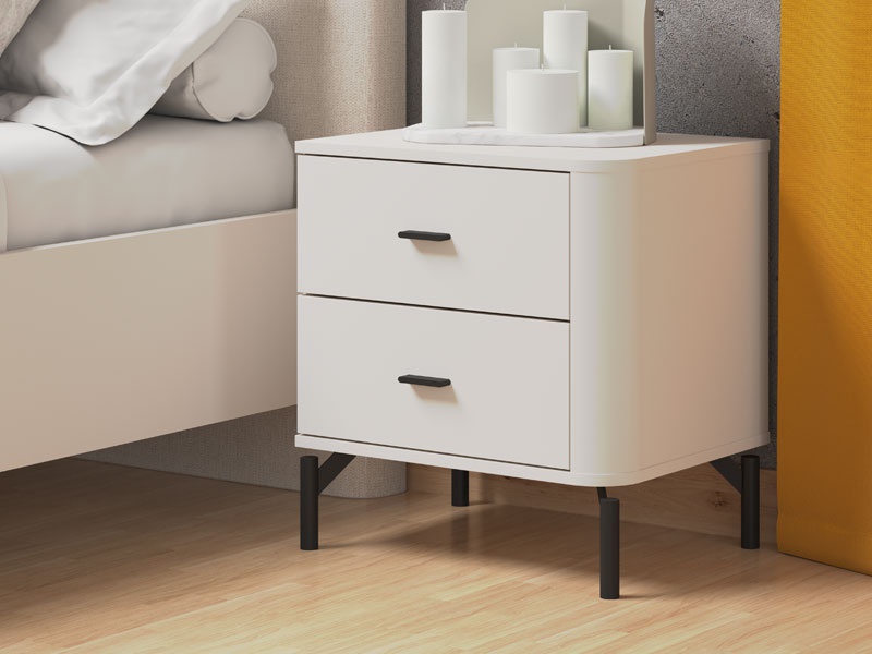 Nočný stolík saray - kašmír.

 

Výhody:


	Praktický úložný priestor: Stolík ponúka dve priestranné zásuvky, ktoré poskytujú dostatok miesta na uloženie všetkých nevyhnutností, ktoré chcete mať po ruke.
	Elegantné detaily: Úchytky a nožičky sú navrhnuté tak, aby dotvárali moderný vzhľad stolíka.
	Robustná konštrukcia: Použitie odolných materiálov (lamino, ABS hrany, MDF dosky a ďalšie) a kovových spojovacích prvkov zaisťuje výdrž a stabilitu nočného stolíka.



*ABS hrany = prúžky slúžiace na olepenie a ochranu hrán nábytkových dosiek
*MDF doska = ľahko opracovateľný drevovláknitý materiál so širokým spektrom možných úprav využívaný napr.

 

Rozmery nočného stolíka Saray sú 51,5x 56 x 40 cm (š, v, h).

 

Ďalší nábytok z kolekcie Saray nájdete nižšie v súvisiacich produktoch.