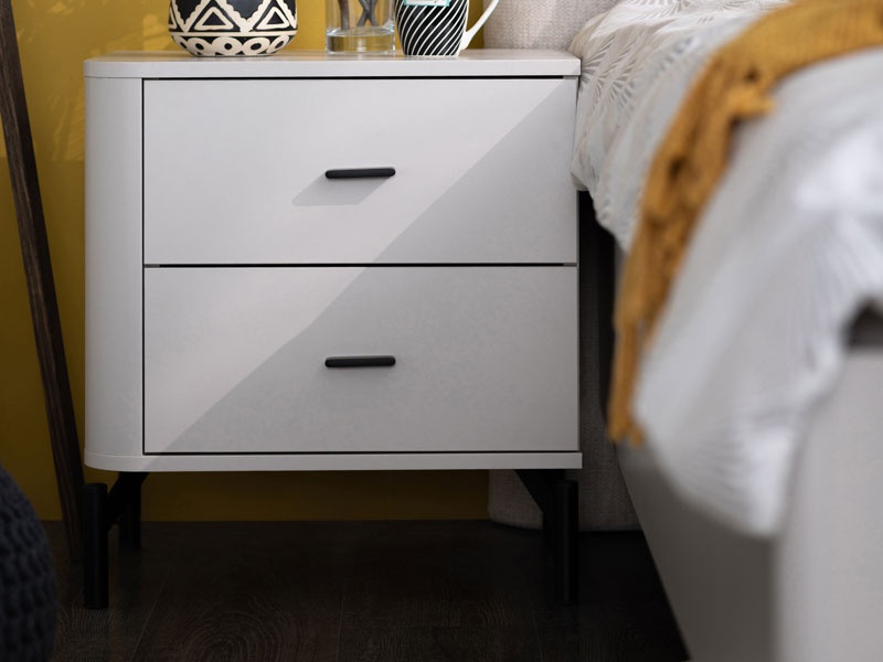 Nočný stolík saray - kašmír.

 

Výhody:


	Praktický úložný priestor: Stolík ponúka dve priestranné zásuvky, ktoré poskytujú dostatok miesta na uloženie všetkých nevyhnutností, ktoré chcete mať po ruke.
	Elegantné detaily: Úchytky a nožičky sú navrhnuté tak, aby dotvárali moderný vzhľad stolíka.
	Robustná konštrukcia: Použitie odolných materiálov (lamino, ABS hrany, MDF dosky a ďalšie) a kovových spojovacích prvkov zaisťuje výdrž a stabilitu nočného stolíka.



*ABS hrany = prúžky slúžiace na olepenie a ochranu hrán nábytkových dosiek
*MDF doska = ľahko opracovateľný drevovláknitý materiál so širokým spektrom možných úprav využívaný napr.

 

Rozmery nočného stolíka Saray sú 51,5x 56 x 40 cm (š, v, h).

 

Ďalší nábytok z kolekcie Saray nájdete nižšie v súvisiacich produktoch.