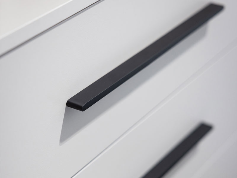 Zásuvková komoda saray - kašmír.

 

Na výrobu tejto zásuvkovej komody boli použité kvalitné materiály, ako napríklad MDF dosky na dvierka a profily, ABS hrany na olemovanie a ochranu proti poškodeniu a moderné lamino.

 

*ABS hrany = prúžky slúžiace na olepenie a ochranu hrán nábytkových dosiek.
*MDF dosky = ľahko opracovateľný drevovláknitý materiál so širokým spektrom možných úprav využívaný napr.

 

Zásuvková komoda Saray sa stane obľúbeným kusom nábytku vo vašej domácnosti – a niet divu.

 

Rozmery zásuvkovej komody sú 90x94x40cm (š,v,h).

 

Celú kolekciu Saray nájdete nižšie v súvisiacich produktoch.