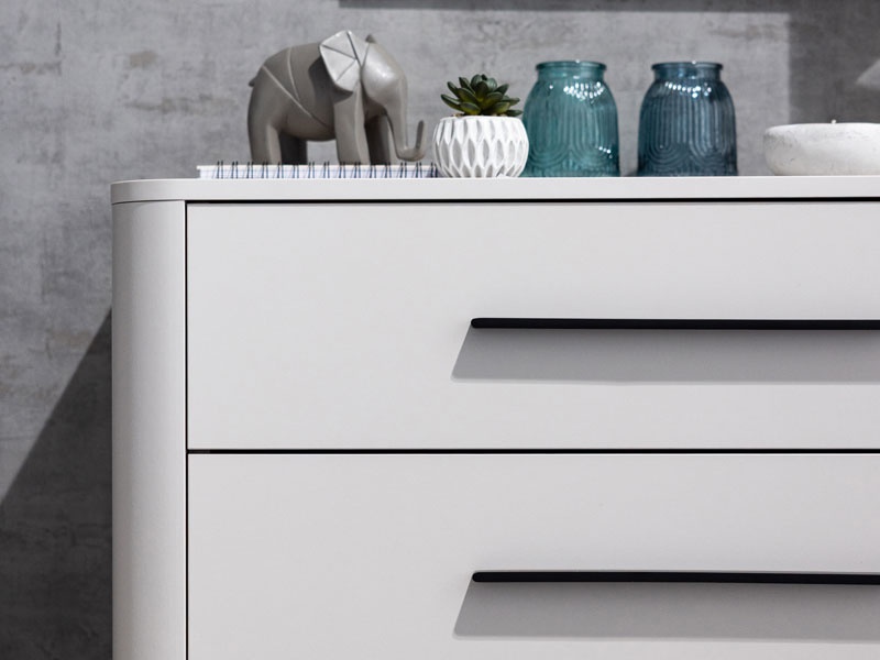 Zásuvková komoda saray - kašmír.

 

Na výrobu tejto zásuvkovej komody boli použité kvalitné materiály, ako napríklad MDF dosky na dvierka a profily, ABS hrany na olemovanie a ochranu proti poškodeniu a moderné lamino.

 

*ABS hrany = prúžky slúžiace na olepenie a ochranu hrán nábytkových dosiek.
*MDF dosky = ľahko opracovateľný drevovláknitý materiál so širokým spektrom možných úprav využívaný napr.

 

Zásuvková komoda Saray sa stane obľúbeným kusom nábytku vo vašej domácnosti – a niet divu.

 

Rozmery zásuvkovej komody sú 90x94x40cm (š,v,h).

 

Celú kolekciu Saray nájdete nižšie v súvisiacich produktoch.