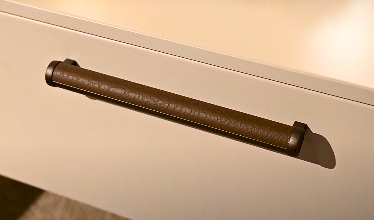 Štvordverová šatníková skriňa so zrkadlom renfri - kašmír.

 

Interiér skrine je premyslený do posledného detailu a štýlizovaný do textilného dekoru.

 

Renfri nie je len šatníková skriňa; je to dizajnový prvok, ktorý harmonicky prepája vzhľad s praktickými detailmi pre každodenný komfort.

 

Skriňu ľahko zladíte s ďalšími prvkami kolekcie Renfri a vytvoríte harmonický celok v jednotnom kašmírovom odtieni s akcentom Midnight Copper.

 

Rozmery šatníkovej skrine Renfri sú 198x225x56cm (š,v,h)

 

Ďalší nábytok z kolekcie Renfri nájdete v súvisiacich produktoch.