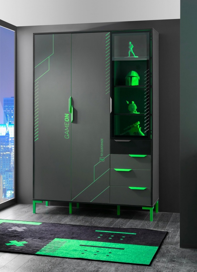 Trojdverová šatníková skriňa so sklenenou vitrínou diego - čierna,.

 

So šírkou 136 cm, hĺbkou 53 cm a výškou 208 cm ponúka dostatok priestoru pre všetko vaše herné vybavenie a jej hmotnosť 138 kg svedčí o robustnej konštrukcii, ktorá dlho vydrží.

 

K ľahkej manipulácii a pevnej stavbe prispievajú kovové rukoväte a vysoké 15 cm ABS nohy, ktoré sú štýlové aj vhodné pre pohodlné vysávanie pod skriňou.

 

Skriňa sa pýši úložnými priestormi rôznych veľkostí a využití.

 

Rozmery skrine Diego sú 136x208x53cm (š,v,h).

 

Ďalšie produkty z kolekcie Diego aj podobné produkty nájdete v súvisiacich produktoch nižšie.