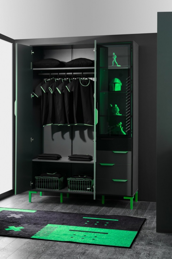 Trojdverová šatníková skriňa so sklenenou vitrínou diego - čierna,.

 

So šírkou 136 cm, hĺbkou 53 cm a výškou 208 cm ponúka dostatok priestoru pre všetko vaše herné vybavenie a jej hmotnosť 138 kg svedčí o robustnej konštrukcii, ktorá dlho vydrží.

 

K ľahkej manipulácii a pevnej stavbe prispievajú kovové rukoväte a vysoké 15 cm ABS nohy, ktoré sú štýlové aj vhodné pre pohodlné vysávanie pod skriňou.

 

Skriňa sa pýši úložnými priestormi rôznych veľkostí a využití.

 

Rozmery skrine Diego sú 136x208x53cm (š,v,h).

 

Ďalšie produkty z kolekcie Diego aj podobné produkty nájdete v súvisiacich produktoch nižšie.