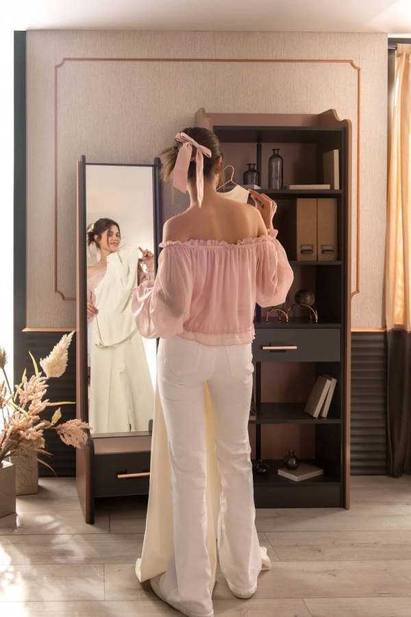 Stojace zrkadlo khalisa - ružová, čierna.

 

Konštrukcia ponúka aj praktickú zásuvku na uloženie drobností, šperkov alebo doplnkov, ktoré si pri zrkadle bežne nasadzujete.

 

Hlavným materiálom tohto kusu nábytku kvalitná drevotriesková doska (lamino).

 

Kombinácia čiernej a ružovej farby dodáva zrkadlu moderný a sofistikovaný vzhľad, ktorý sa hodí do každého interiéru.

 



Rozmery celého kusu nábytku sú 44 × 170 × 43 cm (š,v,h).

 

 

Ďalšie produkty z kolekcie Khalisa nájdete v súvisiacich produktoch nižšie. 