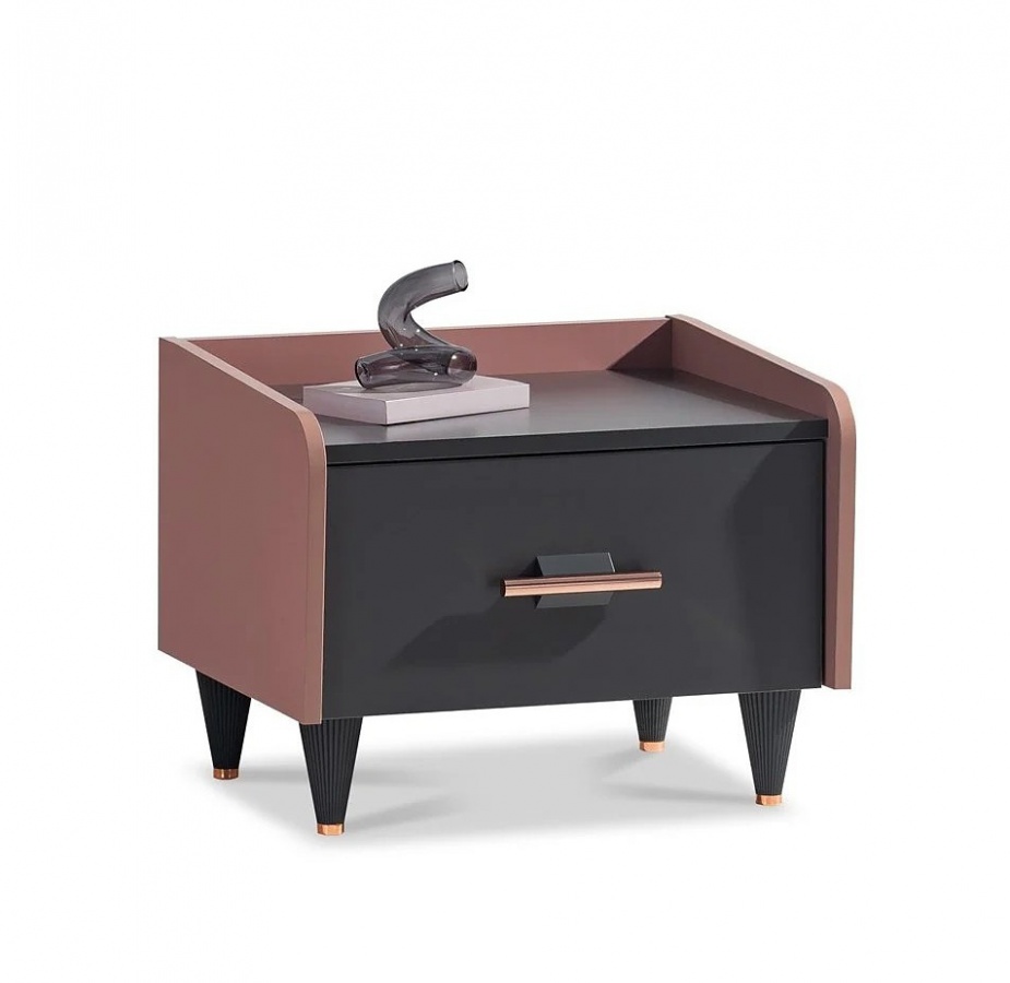 Nočný stolík khalisa - ružová, čierna.

 

Ružovozlatá (rose-gold) kovová rukoväť na zásuvke dodáva stolíku elegantný lesk a systém brzdených koľajničiek (soft-close) zaisťuje tiché a bezpečné otváranie a zatváranie zásuvky.

 

Stolík je vyrobený z prvotriednej 18 mm drevotrieskovej dosky (laminovanej).

 

Rozmery nočného stolíka sú 56 × 43 × 43 cm (š,v,h).

 

Ďalšie produkty z kolekcie Khalisa nájdete v súvisiacich produktoch nižšie.