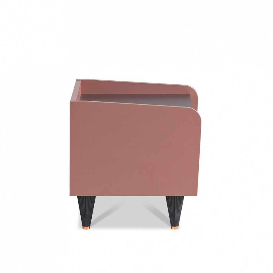 Nočný stolík khalisa - ružová, čierna.

 

Ružovozlatá (rose-gold) kovová rukoväť na zásuvke dodáva stolíku elegantný lesk a systém brzdených koľajničiek (soft-close) zaisťuje tiché a bezpečné otváranie a zatváranie zásuvky.

 

Stolík je vyrobený z prvotriednej 18 mm drevotrieskovej dosky (laminovanej).

 

Rozmery nočného stolíka sú 56 × 43 × 43 cm (š,v,h).

 

Ďalšie produkty z kolekcie Khalisa nájdete v súvisiacich produktoch nižšie.
