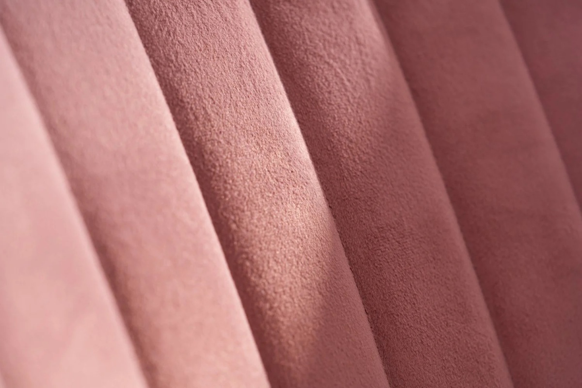 Posteľ 120x200 khalisa - ružová, čierna.

 

Čelo postele je čalúnené ružovým 100 % PES zamatom s prešívaným vzorom, čo dodáva rámu postele elegantný a štýlový vzhľad.

 

Posteľ má nosnosť 130 kg, čo zaručuje bezpečné a stabilné používanie.

 

Rám je vyrobený z drevotriesky najvyššej kvality s hrúbkou 18 mm (laminovanej).

 

Rozmery postele sú 129 × 111 × 210 cm (š,v,h).

 

Ďalšie produkty z kolekcie Khalisa nájdete v súvisiacich produktoch nižšie.