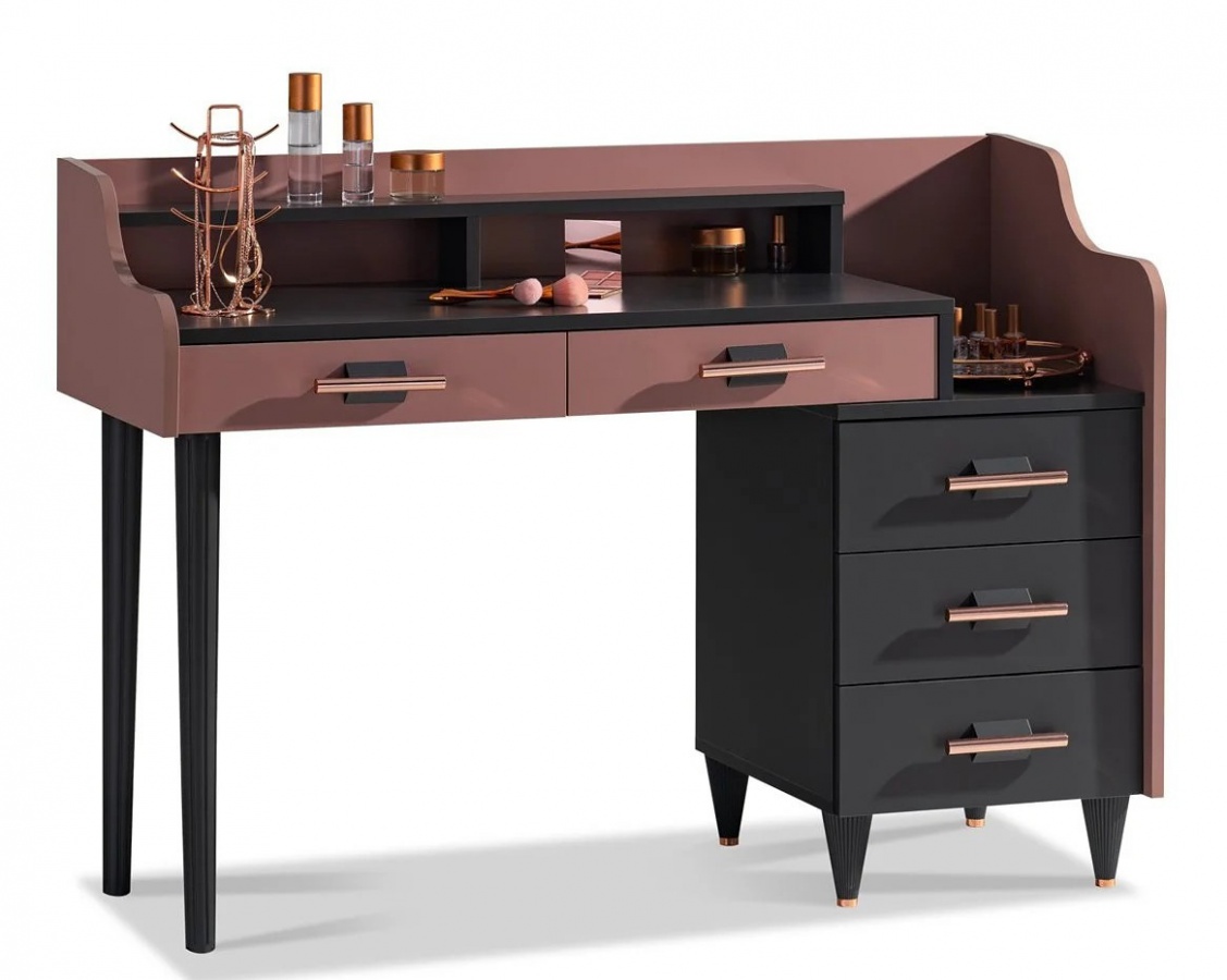 Toaletný stolík/písací stôl khalisa - ružová, čierna.

 

S piatimi zásuvkami a dvomi poličkami poskytuje dostatok úložného priestoru pre všetky vaše kozmetické a osobné potreby.

 

Ružovozlaté kovové úchytky dodávajú stolíku elegantný lesk.

 

Rozmery toaletného stolíka sú 130 × 92 × 52 cm (š,v,h).

 

Ďalšie produkty z kolekcie Khalisa nájdete v súvisiacich produktoch nižšie.

 