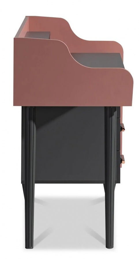 Toaletný stolík/písací stôl khalisa - ružová, čierna.

 

S piatimi zásuvkami a dvomi poličkami poskytuje dostatok úložného priestoru pre všetky vaše kozmetické a osobné potreby.

 

Ružovozlaté kovové úchytky dodávajú stolíku elegantný lesk.

 

Rozmery toaletného stolíka sú 130 × 92 × 52 cm (š,v,h).

 

Ďalšie produkty z kolekcie Khalisa nájdete v súvisiacich produktoch nižšie.

 