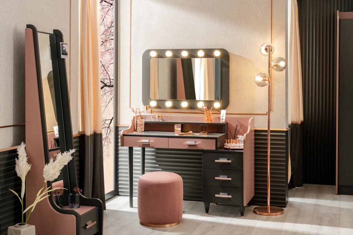 Toaletný stolík/písací stôl khalisa - ružová, čierna.

 

S piatimi zásuvkami a dvomi poličkami poskytuje dostatok úložného priestoru pre všetky vaše kozmetické a osobné potreby.

 

Ružovozlaté kovové úchytky dodávajú stolíku elegantný lesk.

 

Rozmery toaletného stolíka sú 130 × 92 × 52 cm (š,v,h).

 

Ďalšie produkty z kolekcie Khalisa nájdete v súvisiacich produktoch nižšie.

 