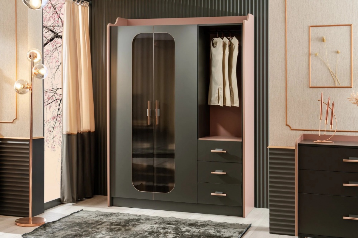 Trojdverová šatníková skriňa s osvetlením khalisa - ružová, čierna.

 

Senzorové LED osvetlenie vo vnútri skrine osvetľuje širokú závesnú plochu, čo používateľkám umožňuje jednoducho nájsť outfit aj v tme a zároveň dodáva skrini moderný vzhľad.

 

Ružovozlaté kovové úchytky dodávajú skrini elegantný lesk a zvýrazňujú štýl Art Deco.

 

Pánty a koľajničky so systémom tlmeného zatvárania (soft-close) zabezpečujú tiché a bezpečné otváranie a zatváranie dvierok aj zásuviek.

 

Korpus je vyrobený z vysoko kvalitnej 18 mm drevotrieskovej dosky.

 

Rozmery skrine Khalisa sú 155 × 214 × 56 cm (š,v,h).

 

Ďalší nábytok z kolekcie Khalisa nájdete nižšie v súvisiacich produktoch.