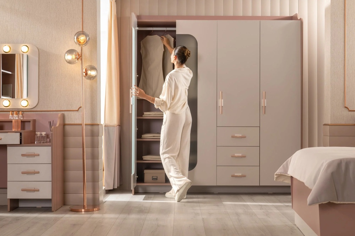 Štvordverová šatníková skriňa s osvetlením viviana - ružová, biela.

 

Jej dizajn kombinuje sofistikovanosť s modernými prvkami, ako sú sklenené dvierka z tmavého tvrdeného skla a ružovozlaté kovové úchytky, ktoré dodávajú skrini jedinečný vzhľad.

 

Skriňa ponúka odolné police a kvalitné zásuvky s nosnosťou až 25 kg, ktoré poskytujú dostatok úložného priestoru, zatiaľ čo integrovaný ventilačný systém v podobe dvoch vetracích otvorov udržiava všetko, čo do skrine uložíte, svieže.

 

Rozmery štvordverovej skrine Viviana sú 193x214x56 (š,v,h).

 

Všetky produkty z kolekcie Viviana nájdete nižšie v súvisiacich produktoch.