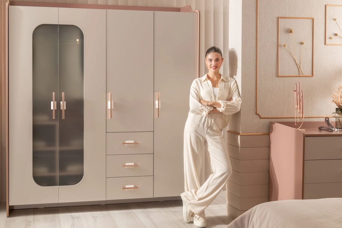 Štvordverová šatníková skriňa s osvetlením viviana - ružová, biela.

 

Jej dizajn kombinuje sofistikovanosť s modernými prvkami, ako sú sklenené dvierka z tmavého tvrdeného skla a ružovozlaté kovové úchytky, ktoré dodávajú skrini jedinečný vzhľad.

 

Skriňa ponúka odolné police a kvalitné zásuvky s nosnosťou až 25 kg, ktoré poskytujú dostatok úložného priestoru, zatiaľ čo integrovaný ventilačný systém v podobe dvoch vetracích otvorov udržiava všetko, čo do skrine uložíte, svieže.

 

Rozmery štvordverovej skrine Viviana sú 193x214x56 (š,v,h).

 

Všetky produkty z kolekcie Viviana nájdete nižšie v súvisiacich produktoch.