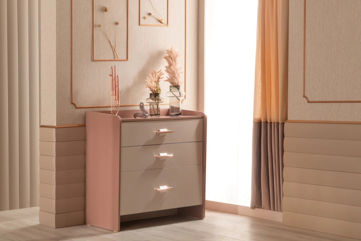 Zásuvková komoda viviana - ružová, biela.

 

Spodná zásuvka je väčšia ako zvyšné dve, čo umožňuje jednoduché uloženie väčších predmetov.

 

Rozmery komody Viviana sú 91x93x49 (š, v, h).

 

Ďalší nábytok z kolekcie Viviana nájdete v súvisiacich produktoch nižšie.