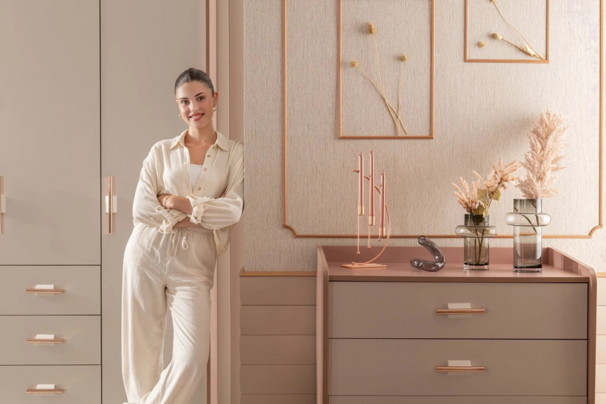 Zásuvková komoda viviana - ružová, biela.

 

Spodná zásuvka je väčšia ako zvyšné dve, čo umožňuje jednoduché uloženie väčších predmetov.

 

Rozmery komody Viviana sú 91x93x49 (š, v, h).

 

Ďalší nábytok z kolekcie Viviana nájdete v súvisiacich produktoch nižšie.