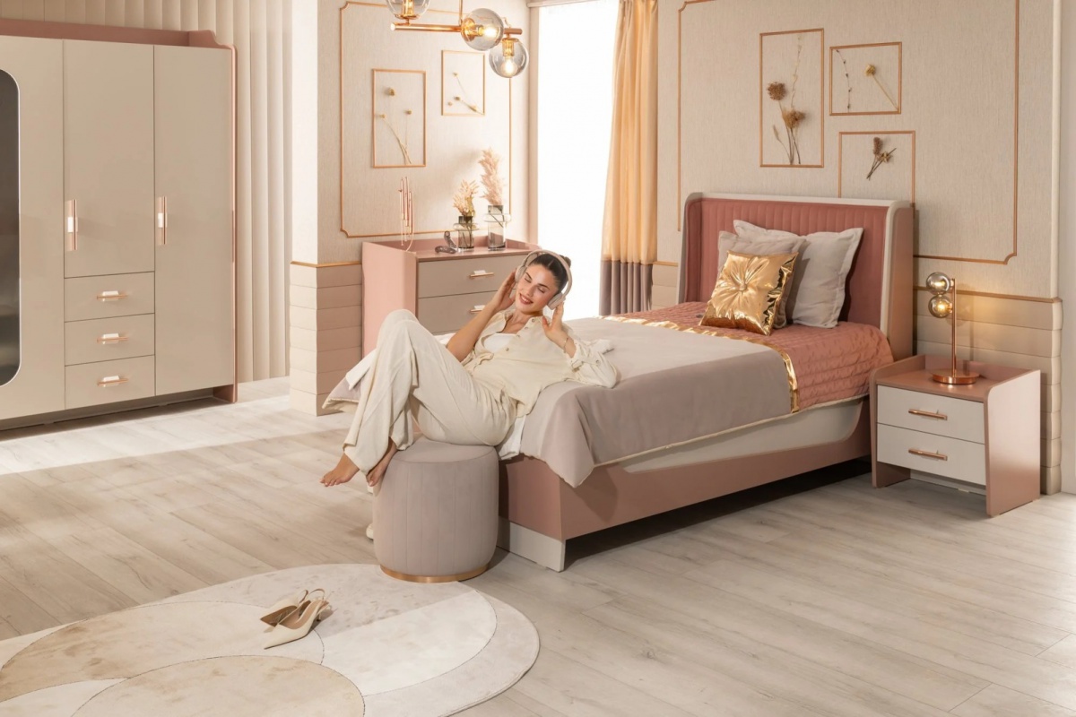 Posteľ 120x200 s roštom a úložný priestorom viviana - ružová, biela.

 

Rám je vyrobený z 18 mm drevotriesky, čo zaručuje pevnosť, stabilitu a zdravotne nezávadné používanie, pričom nosnosť 130 kg prináša spoľahlivosť pre každodenný spánok.


Posteľ je dodávaná S roštom, ale BEZ matraca!

 

Rozmery postele Viviana sú 129x122x212 cm (š, v, h).

 

Ďalšie produkty z kolekcie Viviana nájdete v súvisiacich produktoch nižšie.