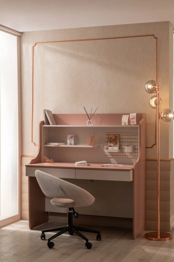 Písací stôl so zásuvkami viviana - ružová, bílá.

 

Veľkorysá pracovná plocha poskytuje dostatok miesta pre počítač, knihy aj rozpracované projekty, zatiaľ čo integrovaná USB nabíjacia stanica uľahčuje prácu s telefónom a ďalšími zariadeniami bez nutnosti hľadať voľné zásuvky.

 

Stabilná konštrukcia z 18 mm drevotriesky je odolná a zároveň sa jednoducho udržiava.

 

Rozmery písacieho stola Viviana sú 126 × 135 × 60 cm (š, v, h).

 

Ďalšie produkty z kolekcie Viviana nájdete v súvisiacich produktoch nižšie.