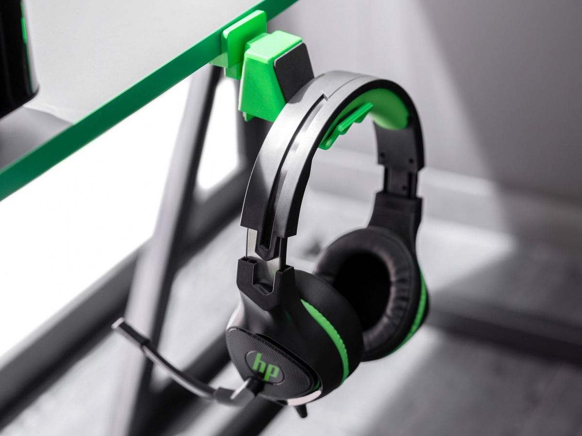 Úzky herný stôl diego - čierna, zelená.


 

Stôl stojí na stabilnej panelovej konštrukcii z odolného lamina, ktorú dopĺňa zvýšený zadný panel – ten pôsobí ako decentná zarážka a zabraňuje padaniu drobností za stôl.

 

Stôl je vyrobený z drevotriesky (lamino), ktorá sa ľahko udržiava a dlho vydrží.

 

Diego je skvelá voľba pre každého, kto hľadá kompaktný, funkčný a štýlový stôl na každodenné hranie aj prácu.

Rozmery rohového herného stola Diego sú 120x90x67 cm (š, v, h).

 

Ďalšie produkty z kolekcie Diego nájdete v súvisiacich produktoch nižšie.