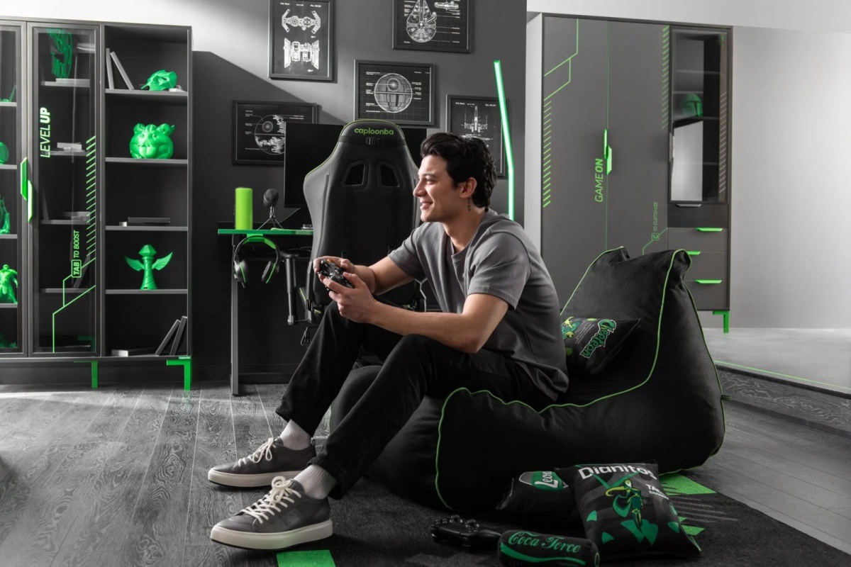 Puf diego - černá, zelená.

 

Bočné vrecká pojmú ovládač, slúchadlá alebo telefón, takže máte všetko po ruke.

 

Oživte svoj priestor s pufom Diego!

 

Rozmery pufu sú 70 × 110 × 70 cm (š, h, v), samotná sedacia plocha 70 × 70 × 35 cm (š, h, v).



 

Ďalšie produkty z kolekcie Diego nájdete v súvisiacich produktoch nižšie.