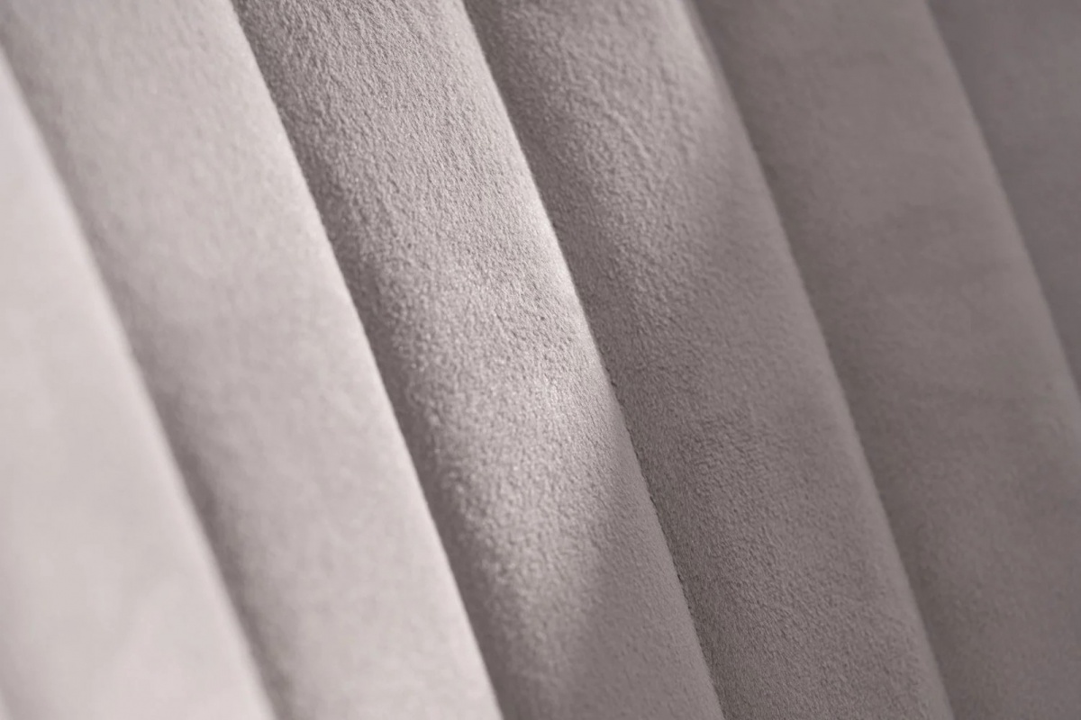 Čalúnená stolička viviana - svetlo sivá.

 

Pre jednoduché prispôsobenie slúži jednoramenný naklápací mechanizmus s možnosťou aretácie a plynulého nastavenia výšky, takže stolička bez problémov sadne rôznym stolom aj používateľom.

 

Stolička Viviana pomáha mladým aj dospelým vytvoriť produktívne, pohodlné a esteticky zladené prostredie, najmä v kombinácii s ďalšími prvkami kolekcie Viviana.

 

Rozmery stoličky sú 62x73-83x61 cm (š, v, h).

 

Ďalší nábytok z kolekcie Viviana nájdete v súvisiacich produktoch nižšie.