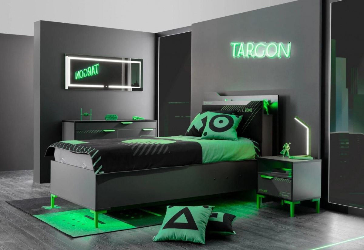 Posteľ s úložným priestorom 100x200 cm diego - čierna, zelená.

 

Je vyrobená z kvalitnej 18mm drevotriesky (lamina), čo zaručuje dlhú životnosť a pevnosť konštrukcie.

 

Čalúnené čelo s jemnou výšivkou dopĺňajú dve praktické vrecká na uloženie kníh, časopisov alebo telefónu.

 

Pre modernú (a hernú) atmosféru je posteľ vybavená RGB LED osvetlením – ovládaným dotykom – umiestneným pod posteľou a za čelom. Môžete si tak jednoducho nastaviť podsvietenie presne podľa aktuálnej nálady.

 

15 cm vysoké ABS nohy umožňujú pohodlné čistenie aj pod posteľou, čo výrazne uľahčí celkovú údržbu izby.

 

Posteľ Diego je ideálnou voľbou pre študentské a herné izby, kde sa spája pohodlie, funkčnosť a štýl.

 

Posteľ je dodávaná s výklopným roštom a úložným priestorom, bez matraca!

 

Rozmery postele sú 131 × 125 × 220 cm (š,v,h).

 

Ďalší nábytok z kolekcie Diego nájdete v súvisiacich produktoch nižšie.