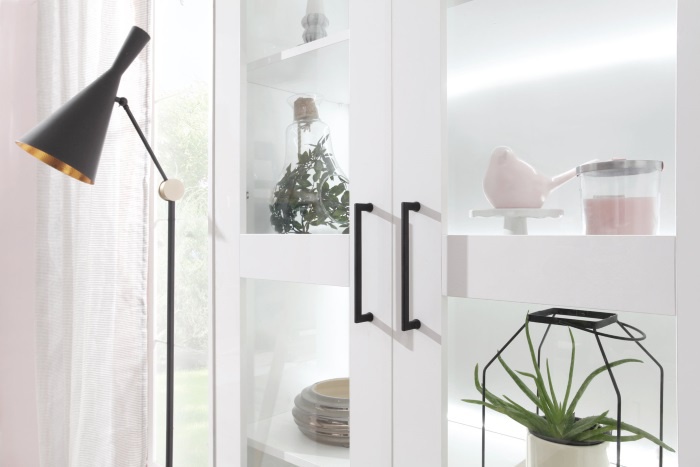 Vitrína bjorn s osvetlením, škandinávsky štýl - biela.

 

Po otvorení sklenených dvierok vitríny na vás čakajú tri poličky.

 

Všetok nábytok patriaci do kolekcie Bjorn nájdete nižšie v súvisiacich produktoch.