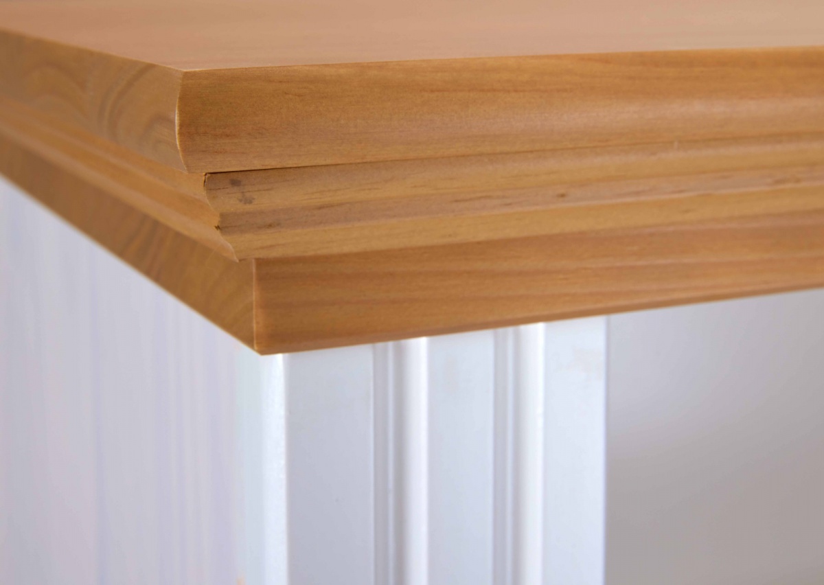 Kombinovaná komoda z masívu malcolm - biela/dub.

 

Dvierka s tlmeným dovieraním sa po jemnom zatlačení zatvoria automaticky; zásuvka je osadená kovovými výsuvmi a tiež funkciou soft-close.

 

Masívne drevo prirodzene prispieva k zdravej vnútornej klíme a jeho jedinečná kresba vyniká v novom odtieni „Oak Colori“.

 

Údržba je jednoduchá: utrite vlhkou handričkou (prípadne s jemným čistiacim prostriedkom) a následne dosucha vytrite.

 

Produkt je balený v balení s ochranou hrán pre bezpečnú dopravu.

 

Kolekcia Malcolm: s rešpektom k prírode a klíme meníme ušľachtilé masívne drevo na moderný dizajn, ktorý bude doma dlho slúžiť aj tešiť.

 

Všetky produkty z kolekcie Malcolm nájdete nižšie v súvisiacich produktoch.