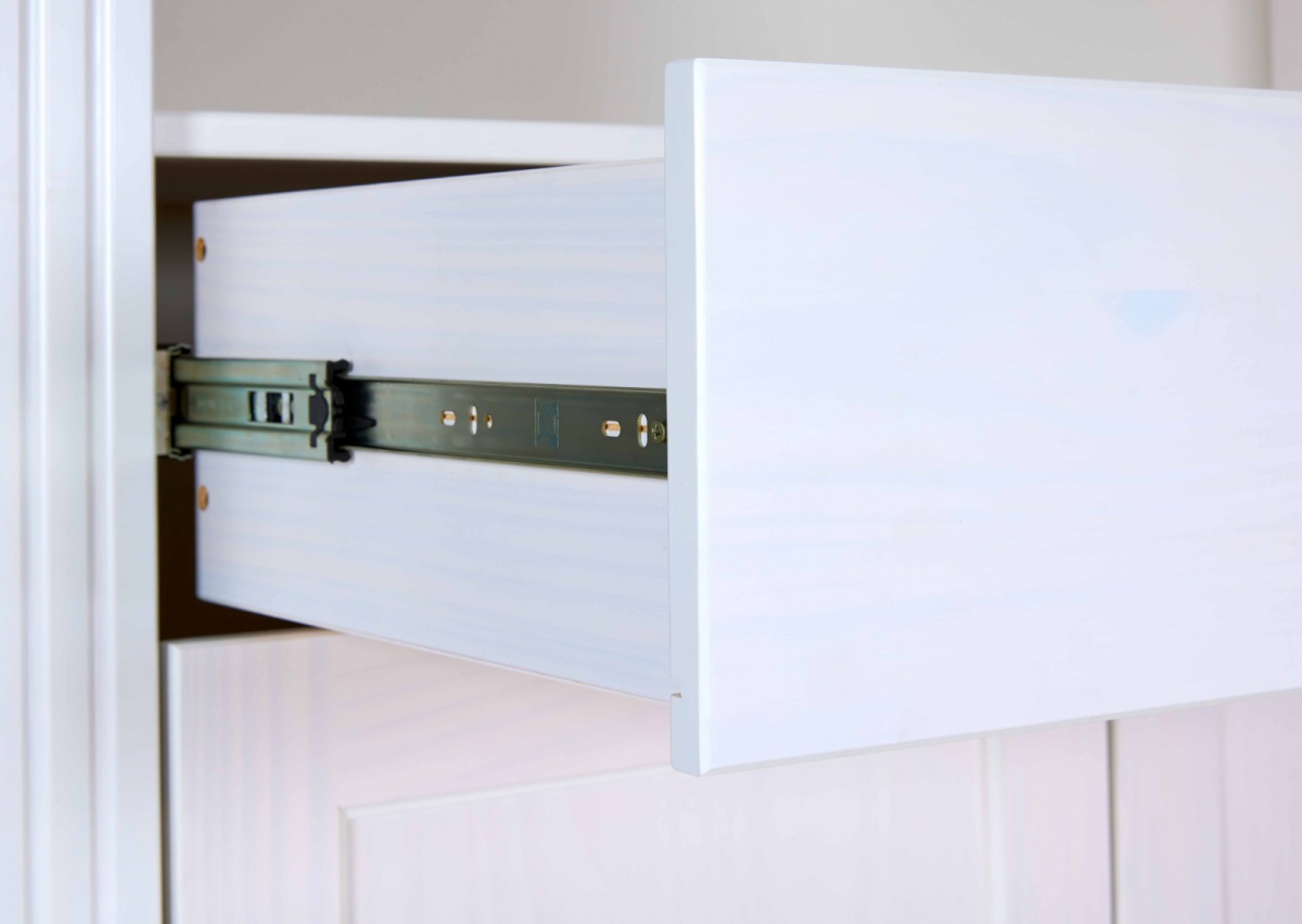 Kombinovaná komoda z masívu malcolm - biela/dub.

 

Dvierka s tlmeným dovieraním sa po jemnom zatlačení zatvoria automaticky; zásuvka je osadená kovovými výsuvmi a tiež funkciou soft-close.

 

Masívne drevo prirodzene prispieva k zdravej vnútornej klíme a jeho jedinečná kresba vyniká v novom odtieni „Oak Colori“.

 

Údržba je jednoduchá: utrite vlhkou handričkou (prípadne s jemným čistiacim prostriedkom) a následne dosucha vytrite.

 

Produkt je balený v balení s ochranou hrán pre bezpečnú dopravu.

 

Kolekcia Malcolm: s rešpektom k prírode a klíme meníme ušľachtilé masívne drevo na moderný dizajn, ktorý bude doma dlho slúžiť aj tešiť.

 

Všetky produkty z kolekcie Malcolm nájdete nižšie v súvisiacich produktoch.