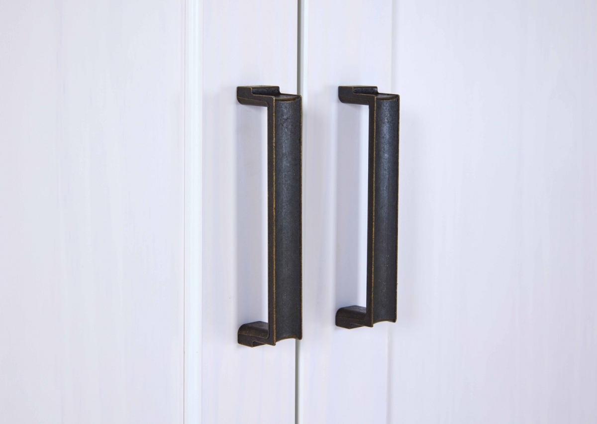 Kombinovaná komoda z masívu malcolm - biela/dub.

 

Dvierka s tlmeným dovieraním sa po jemnom zatlačení zatvoria automaticky; zásuvka je osadená kovovými výsuvmi a tiež funkciou soft-close.

 

Masívne drevo prirodzene prispieva k zdravej vnútornej klíme a jeho jedinečná kresba vyniká v novom odtieni „Oak Colori“.

 

Údržba je jednoduchá: utrite vlhkou handričkou (prípadne s jemným čistiacim prostriedkom) a následne dosucha vytrite.

 

Produkt je balený v balení s ochranou hrán pre bezpečnú dopravu.

 

Kolekcia Malcolm: s rešpektom k prírode a klíme meníme ušľachtilé masívne drevo na moderný dizajn, ktorý bude doma dlho slúžiť aj tešiť.

 

Všetky produkty z kolekcie Malcolm nájdete nižšie v súvisiacich produktoch.