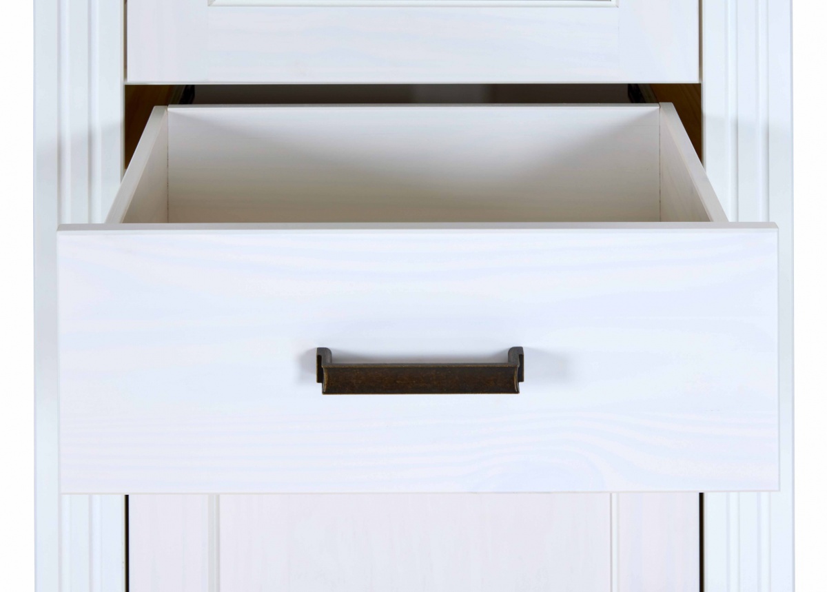 Presklená úzka vitrína z masívu malcolm - biela/dub.

 

Dvoje dvierka s bezpečnostným sklom umožnia štýlovo vystaviť dekorácie; tlmené kovanie zaisťuje, že sa po krátkom dotyku samovoľne a ticho dovrú.

 

Jednoduchá starostlivosť: utrite vlhkou handričkou (možno s jemným čistiacim prostriedkom), potom dosucha vytrite.

 

Všetky produkty z kolekcie Malcolm nájdete nižšie v súvisiacich produktoch.