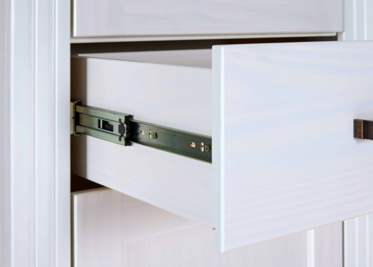 Presklená úzka vitrína z masívu malcolm - biela/dub.

 

Dvoje dvierka s bezpečnostným sklom umožnia štýlovo vystaviť dekorácie; tlmené kovanie zaisťuje, že sa po krátkom dotyku samovoľne a ticho dovrú.

 

Jednoduchá starostlivosť: utrite vlhkou handričkou (možno s jemným čistiacim prostriedkom), potom dosucha vytrite.

 

Všetky produkty z kolekcie Malcolm nájdete nižšie v súvisiacich produktoch.