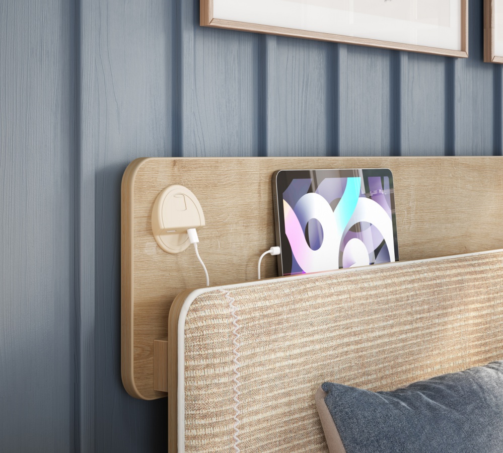 Študentská posteľ 120x200cm s čelom a usb cody - dub.

 

Súčasťou výbavy je aj látkové vrecko, ktoré pomáha udržať tablet, knihu, okuliare alebo zošit prehľadne usporiadané a vždy po ruke.

Kovové nohy postele sú nielen stabilné a odolné, ale zároveň kompatibilné s robotickými vysávačmi, takže upratovanie pod posteľou je rýchle a bez námahy.

 

Posteľ je dodávaná v demonte vrátane roštu, bez matraca, aby ste si mohli zvoliť ten, ktorý vám najlepšie vyhovuje.

 

Všetok nábytok patriaci do kolekcie Cody nájdete nižšie v súvisiacich produktoch.