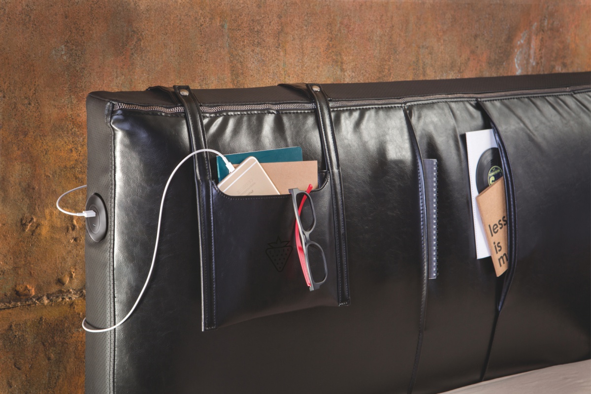 Študentská posteľ s usb 120x200cm nebula - čierna.

 

Dominantou je čalúnené čelo z eko-kože s ručne šitým vreckom a integrovaným USB portom, ktorý elegantne spája technológie s komfortom.

 

S rozmermi 135 cm na šírku, 105 cm na výšku a hĺbkou 220 cm sa stane výrazným prvkom miestnosti.

 

Všetok nábytok patriaci do kolekcie Nebula nájdete nižšie v súvisiacich produktoch.