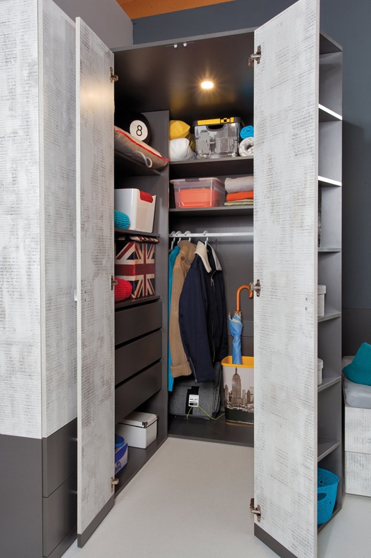 Kombinovaná šatníková skriňa tom - atlantic/biely/grafit.

 

Nábytok Tom je vyrobený z kvalitného lamina vo farbe atlantic / biely / grafit a má osobitý dizajn.


Kombinovanú šatníkovú skriňu môžete zostaviť tak v pravej ako aj v ľavej variante.


Za príplatok je možné k šatníkovej skrini Tom dokúpiť LED osvetlenie.

 

Nižšie, v súvisiacich produktoch, nájdete jednotlivé diely programu Tom a ich rozmery. 

 